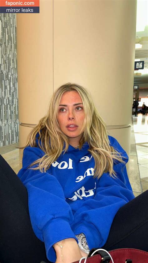 Corinna Kopf is 26 years of age as of 2022. She was born in Palatine, Illinois, the United States, on December 1, 1995. She joined Instagram at the age of 16, but her breakthrough happened on YouTube, where she collaborated with such personalities as Liza Koshy, David Dobrik, and more.